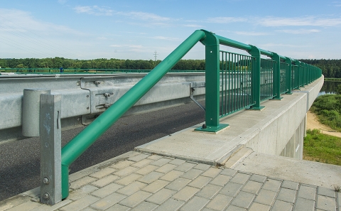 Svodidlo ZMS4/H2 na vnějším okraji mostu