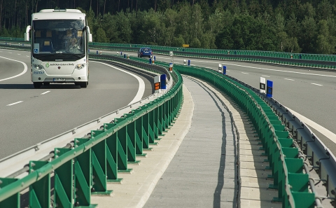 Svodidlo MS4/H2 ve středním pásu mostu