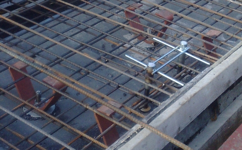 Kotevní přípravek OMO dvoubodový před betonáží mostní římsy.